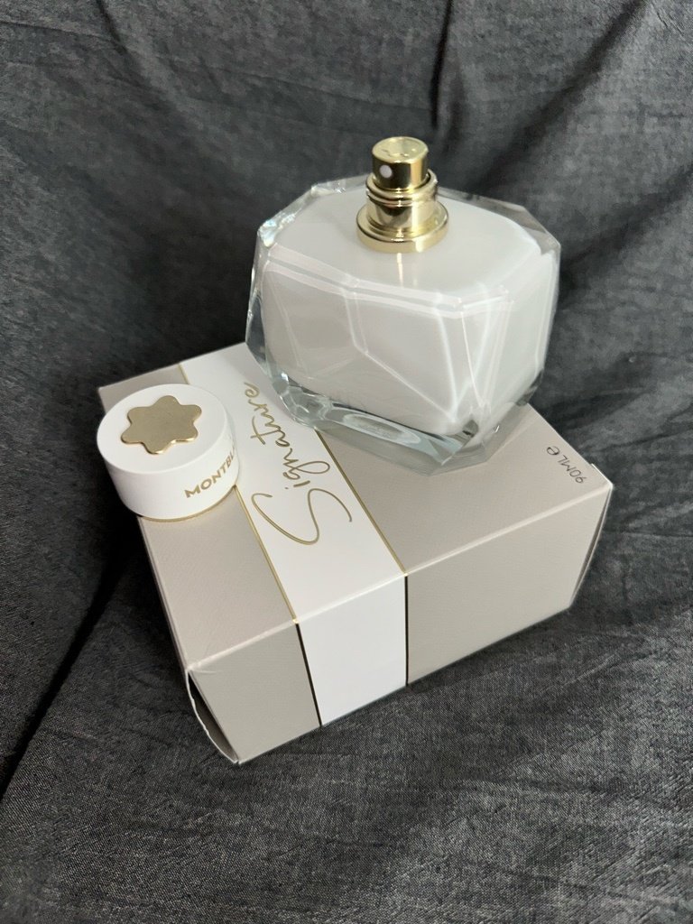 很多人都说万宝龙纯白印记香水像是乳酸菌和哇哈哈，我觉得是因为