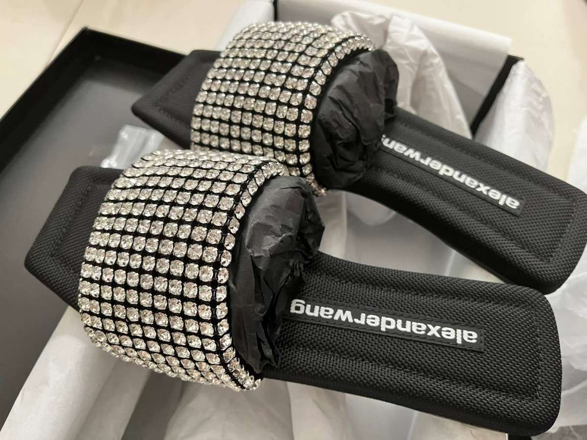 大王水钻拖鞋亮闪闪，超百搭！ 购入平台：发发奇 返利：首单1