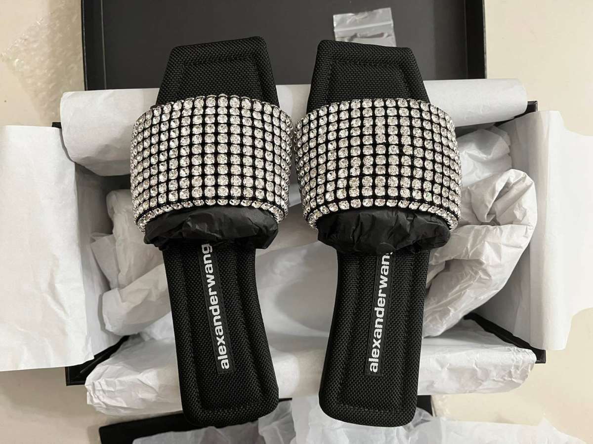 大王水钻拖鞋亮闪闪，超百搭！ 购入平台：发发奇 返利：首单1