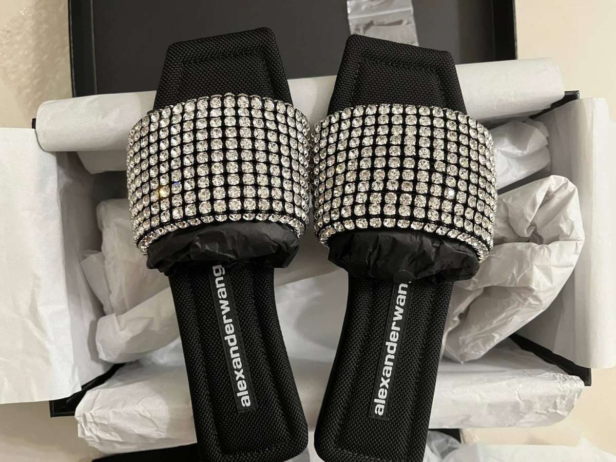 大王水钻拖鞋亮闪闪，超百搭！ 购入平台：发发奇 返利：首单1