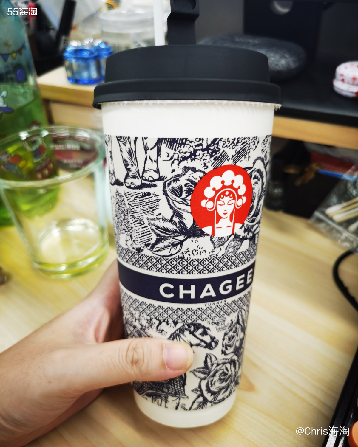平时以喝咖啡居多，中午突然发现今年秋天的第一杯奶茶还没喝，跟