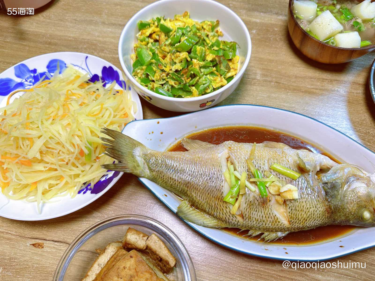 今天妈妈买了羊腿肉，清炖后的羊汤好鲜美，肉也很香很好吃。妈妈