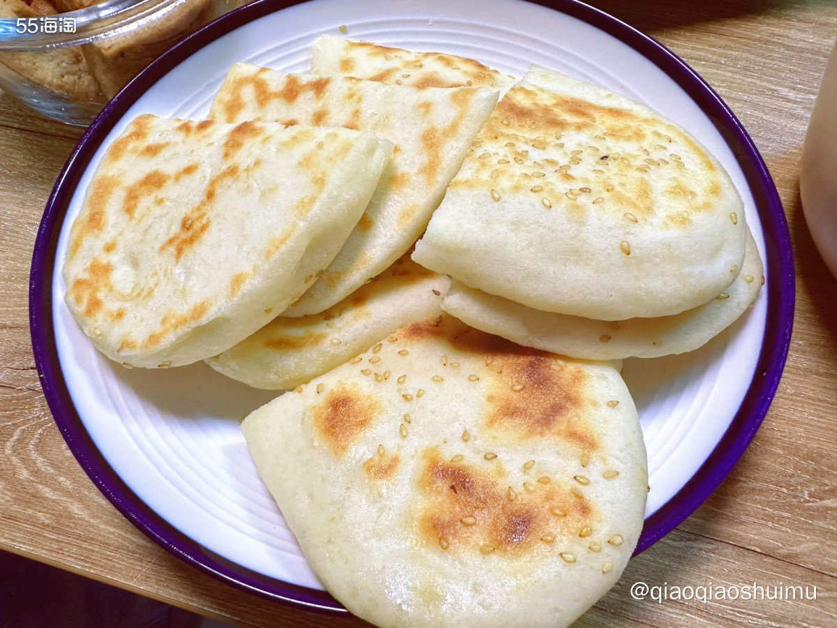 今天妈妈买了羊腿肉，清炖后的羊汤好鲜美，肉也很香很好吃。妈妈