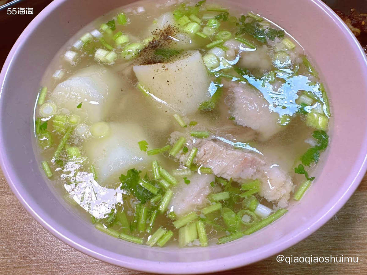 今天妈妈买了羊腿肉，清炖后的羊汤好鲜美，肉也很香很好吃。妈妈