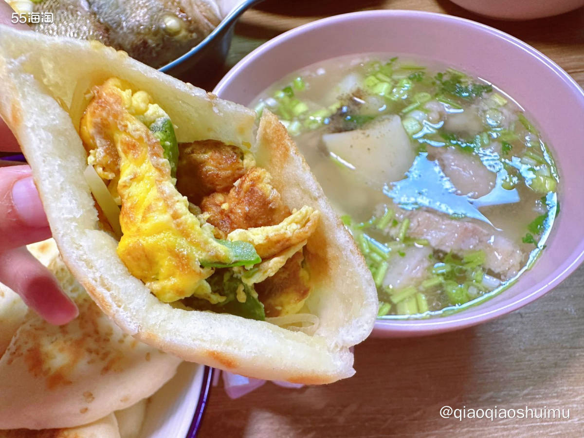 今天妈妈买了羊腿肉，清炖后的羊汤好鲜美，肉也很香很好吃。妈妈