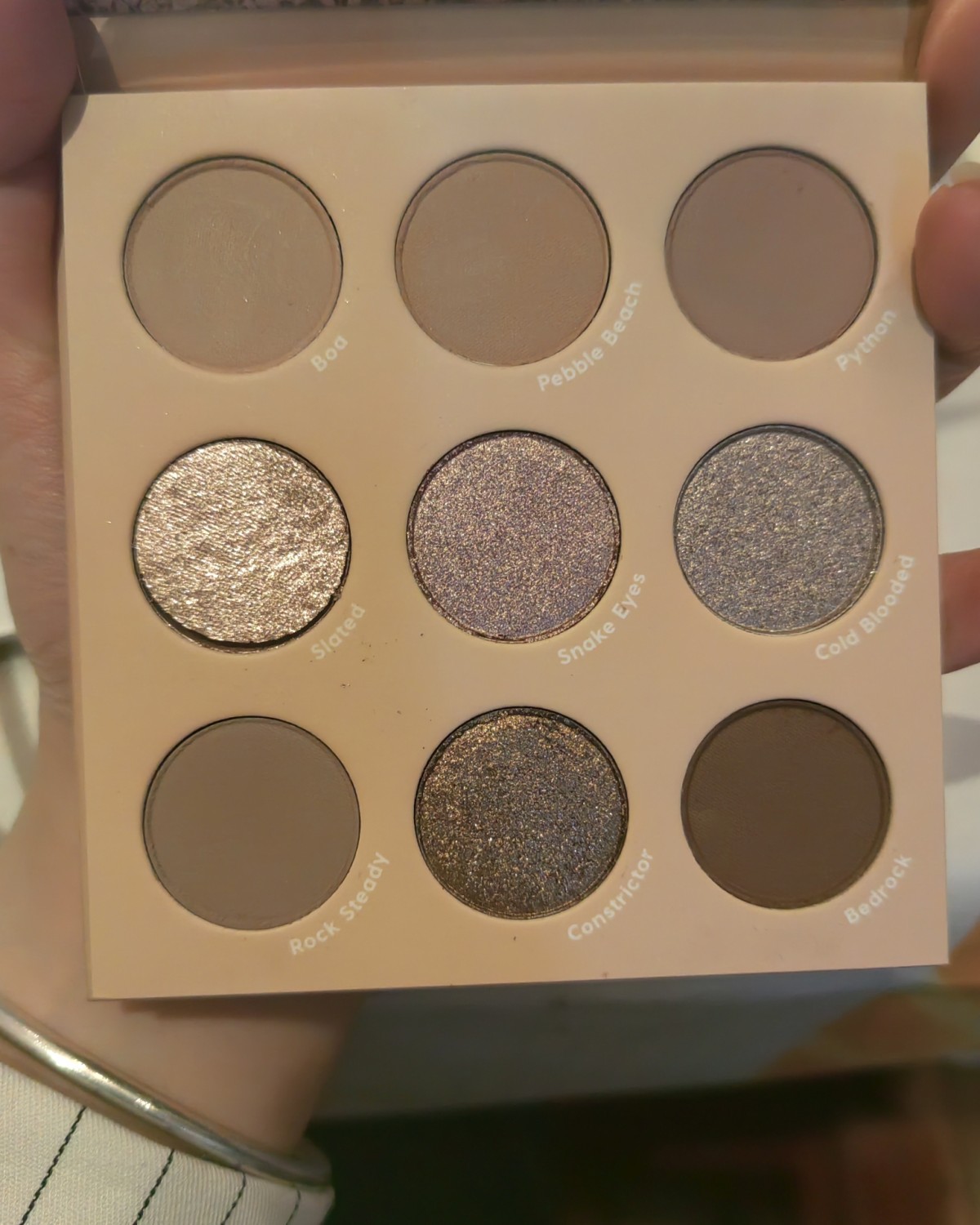 这是第二次买卡泡眼影盘啦~ 因为转运的原因，每次都是买6盘，