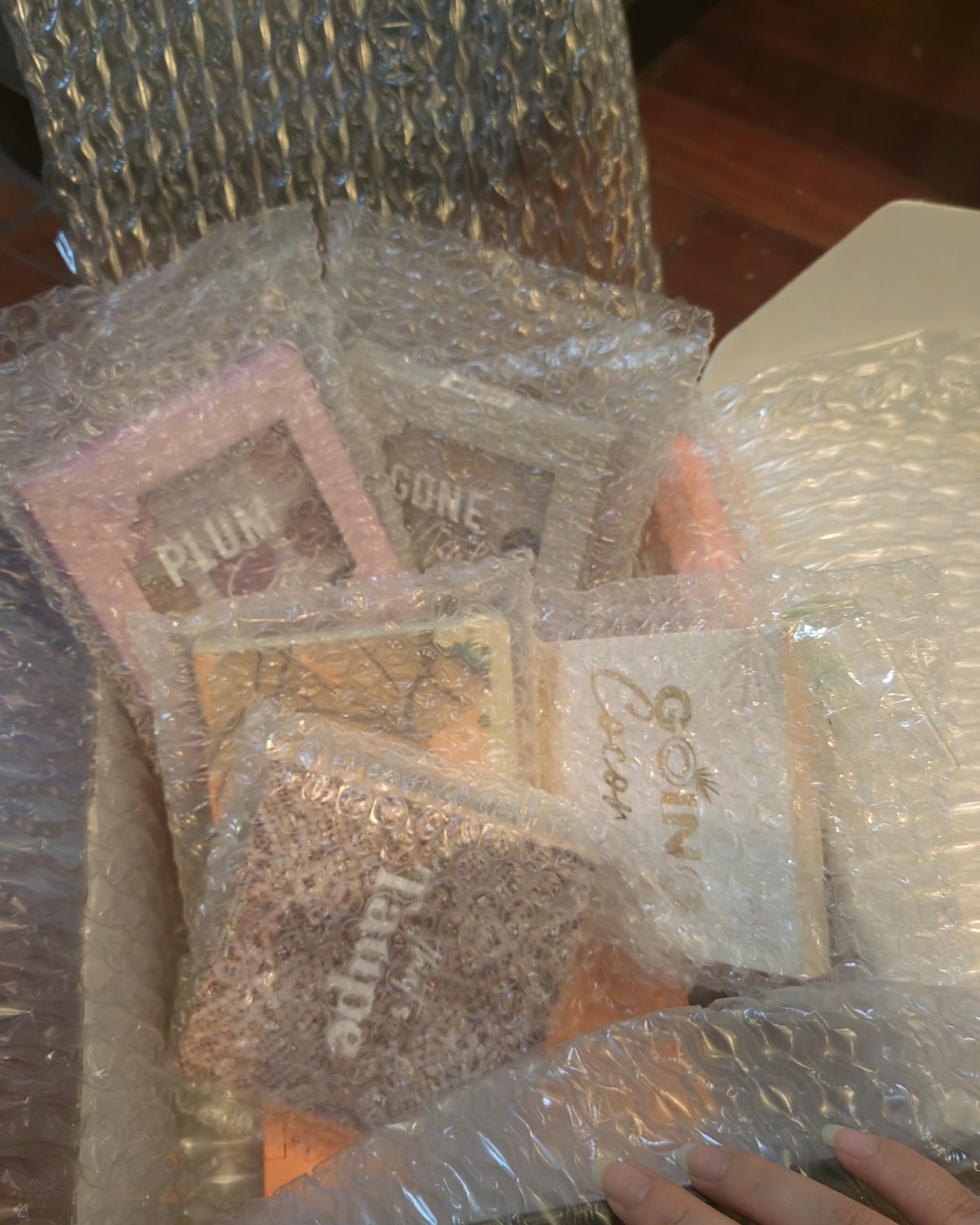 这是第二次买卡泡眼影盘啦~ 因为转运的原因，每次都是买6盘，