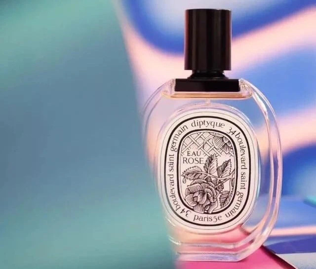 玫瑰🌹应该是所有香水品牌用的最多的元素了，清甜淡雅也可以木