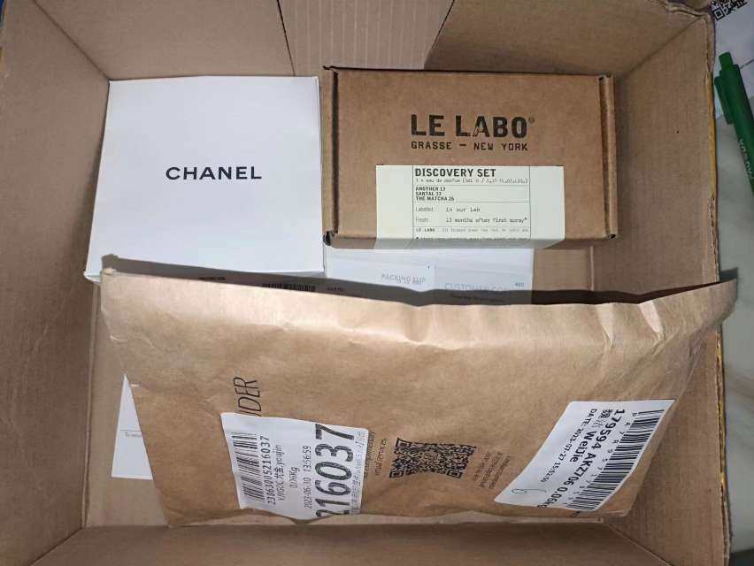 中环倒闭的后我最后一个到达的包裹转了转中，还有一个雅诗兰黛的