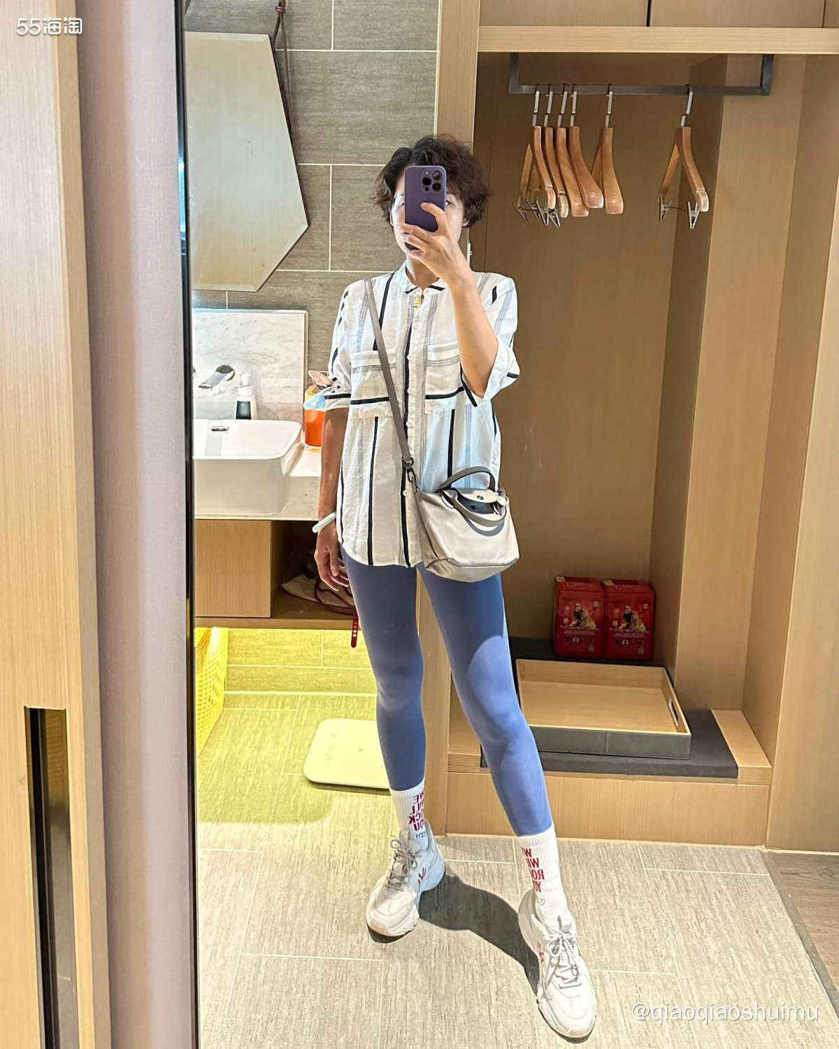 休闲衬衣➕瑜伽裤，是我初秋比较常穿的搭配。为啥呢？因为上面看