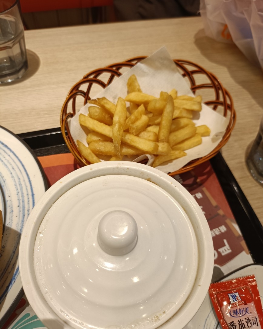 今天回来东莞，老公来接我和女儿，顺便中午就吃个好的，选来选去