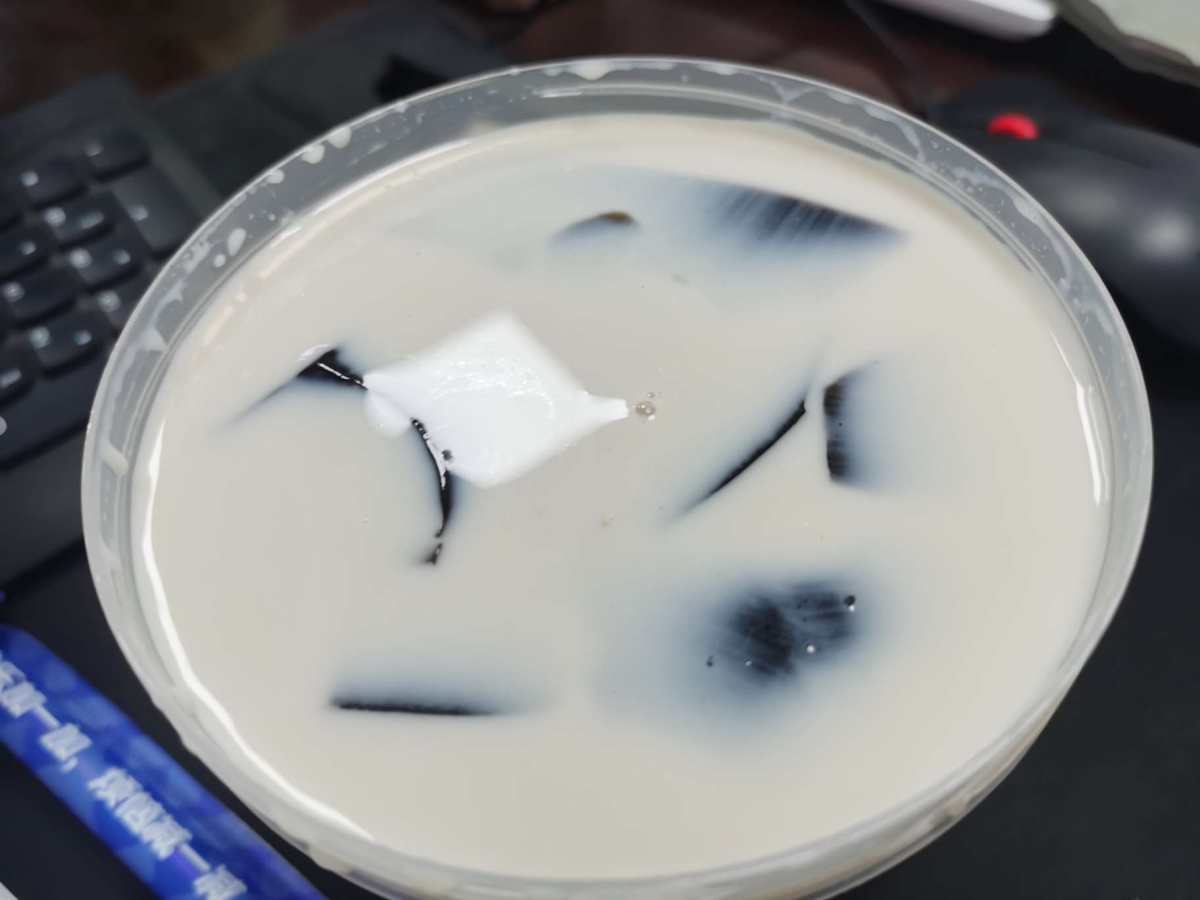 ✅今天下午茶是点了加减的烧仙草，里面加了很多小料，满满的一桶