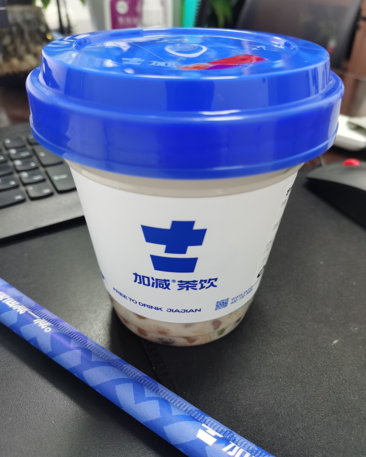 ✅今天下午茶是点了加减的烧仙草，里面加了很多小料，满满的一桶