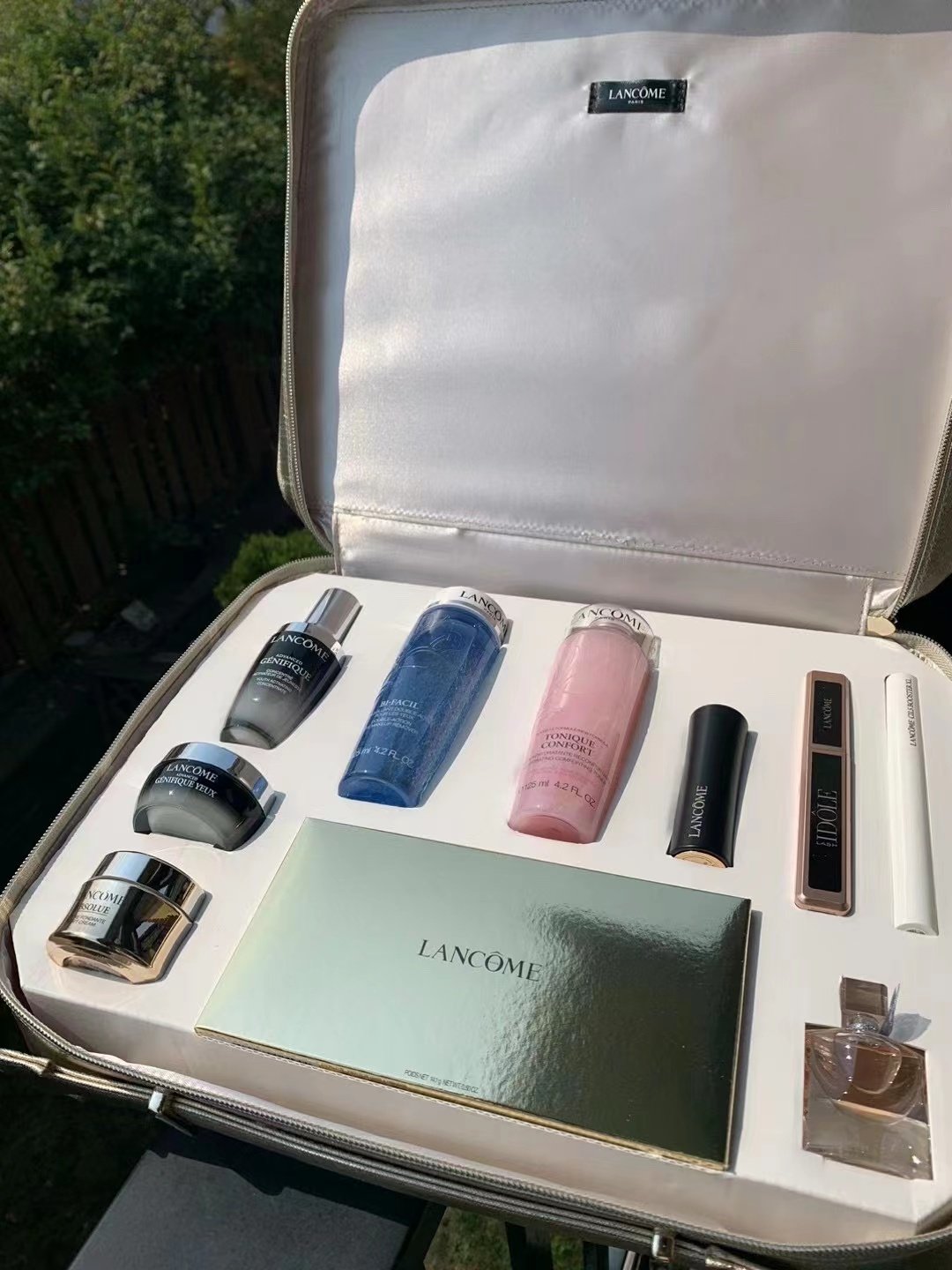 今天看到有兰蔻一个新的礼包，是今年的lancome圣诞大礼包