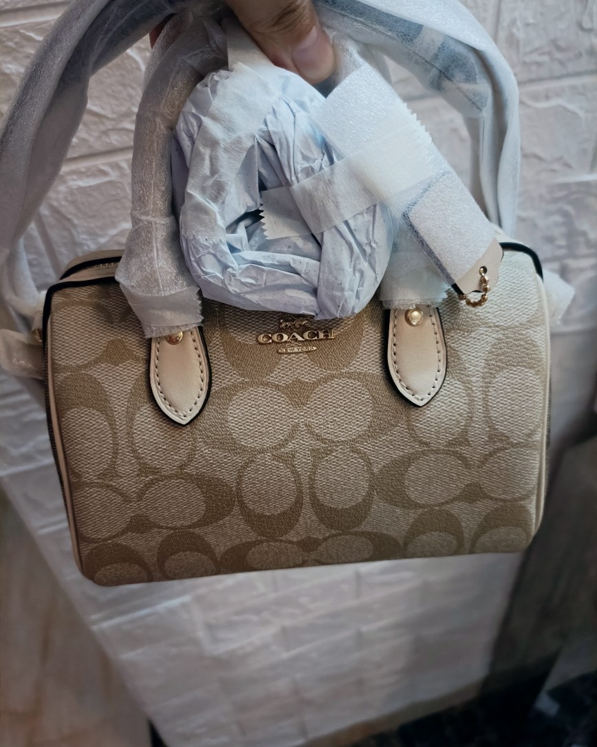 今天coach outlet有8折大促，猪猪侠跟我说rowa