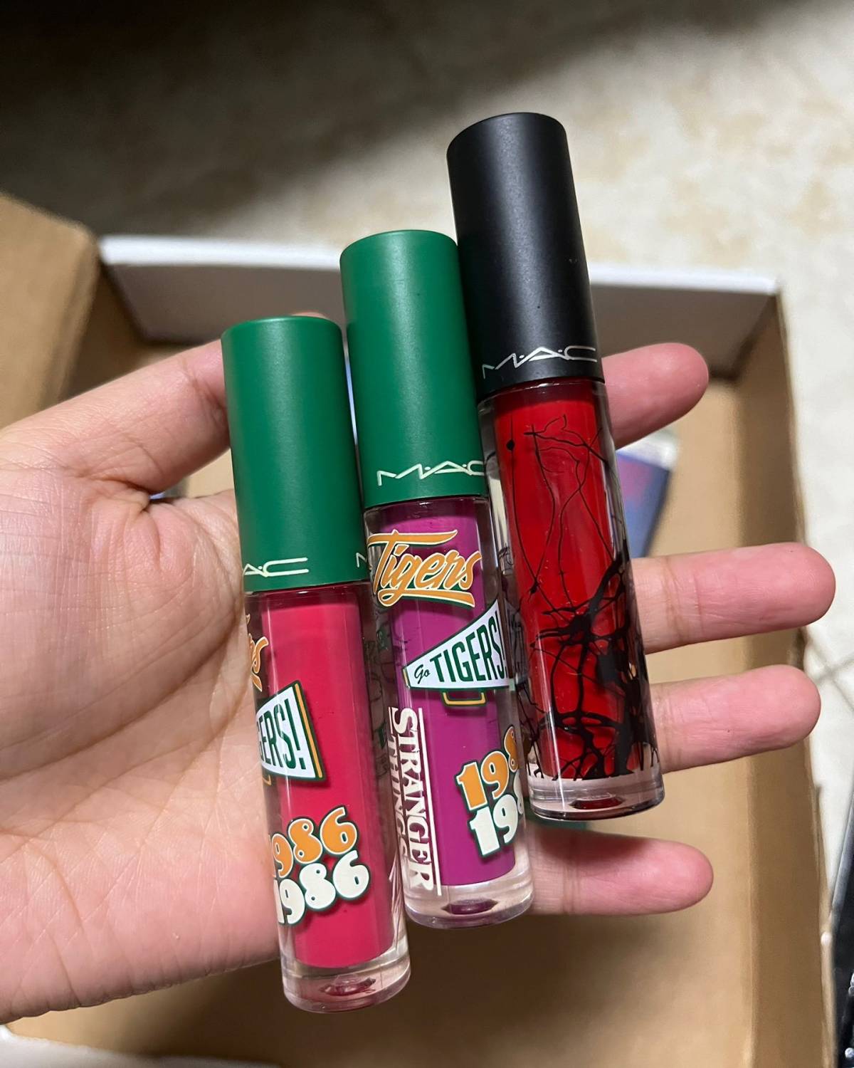 怪奇物语系列入啦唇釉和眼影，和大家分享一下子，腮红也有入，不