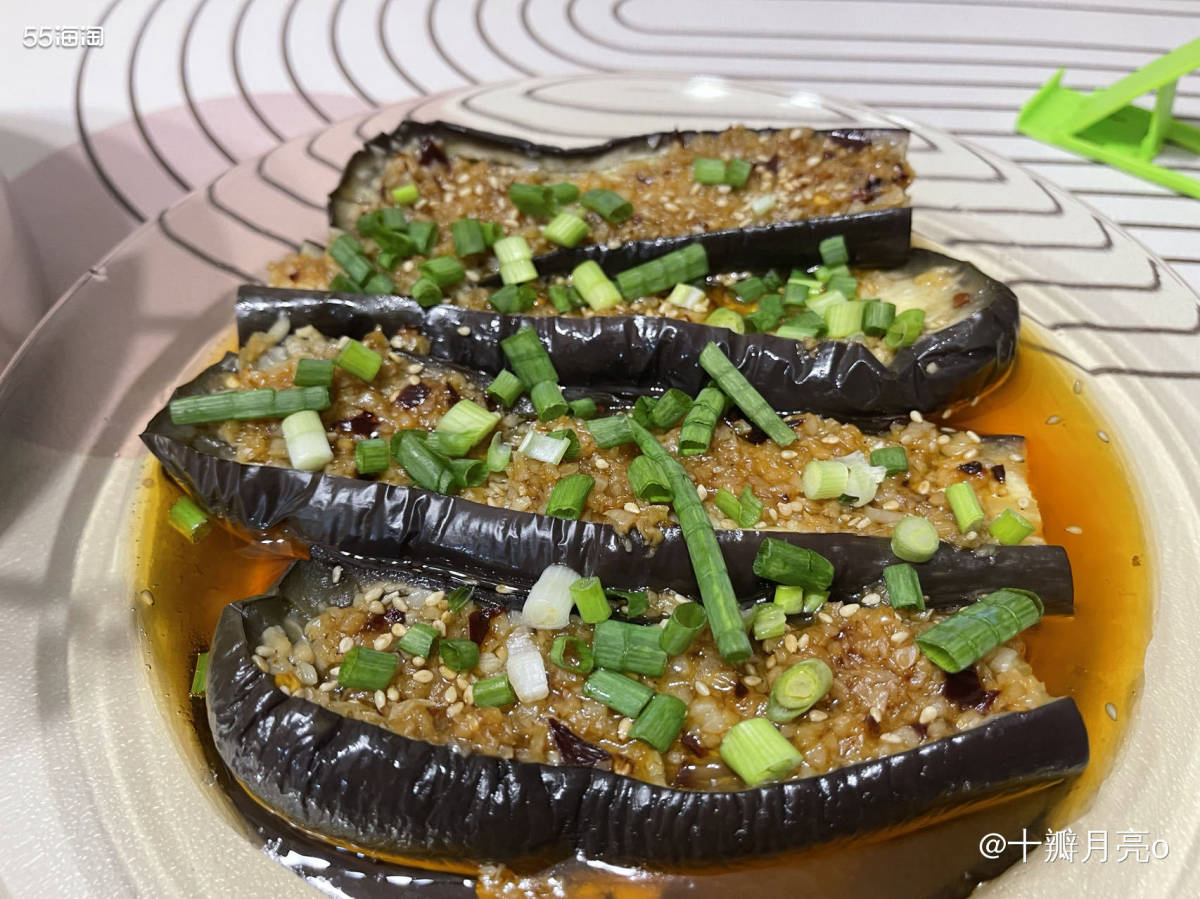 家属的厨艺真的棒棒哒！  ✅做法： 🔸把茄子洗干净，切成两