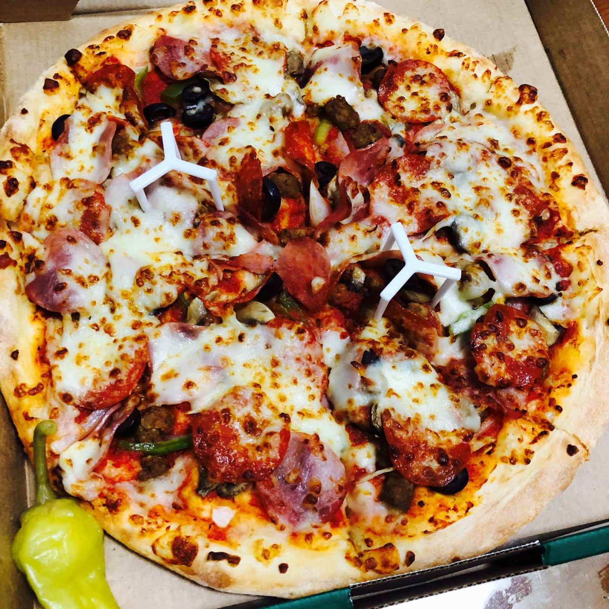 交行最红星期五又可以吃美食啦！买了一块棒约翰的综合披萨🍕和