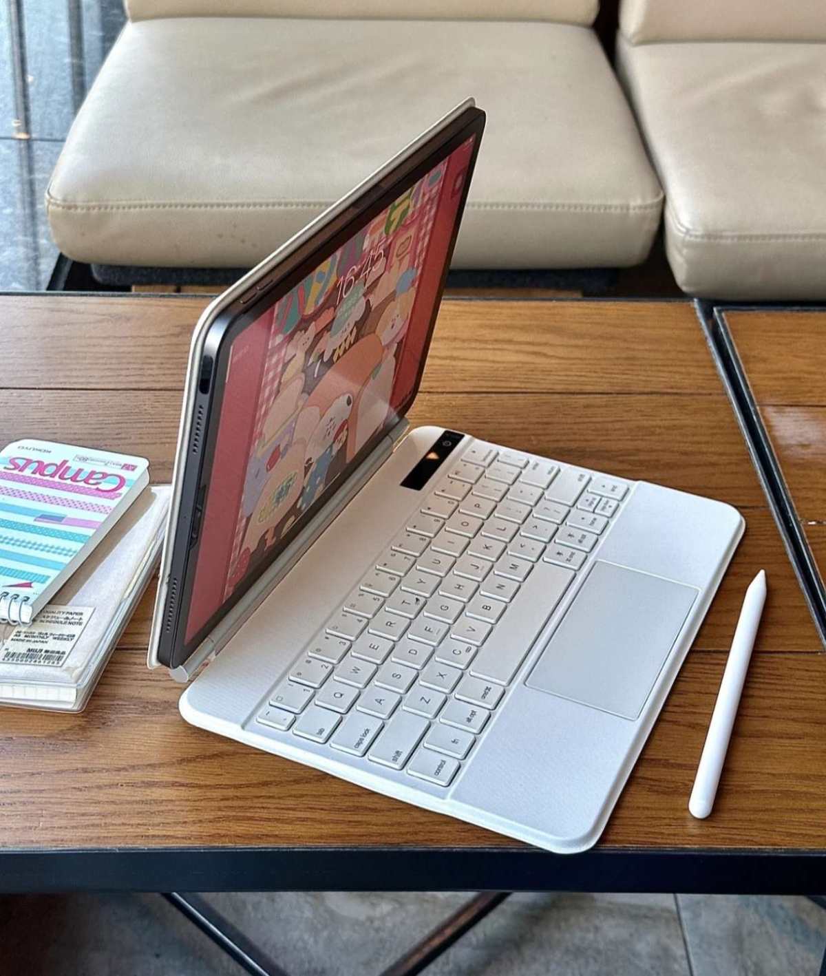 现在很多的朋友出差都不乐意带笔记本电脑，一个是携带不方便一个