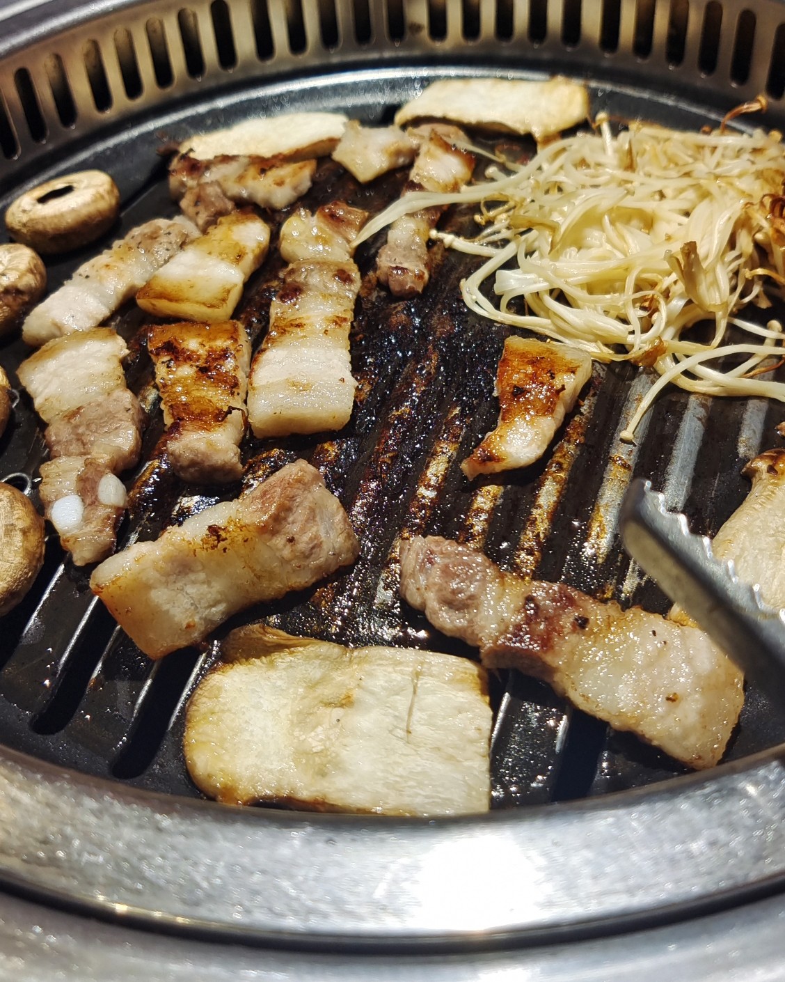 青岛和女儿一起吃了一顿烤肉，肉有点偏肥，服务没有上海好，我真