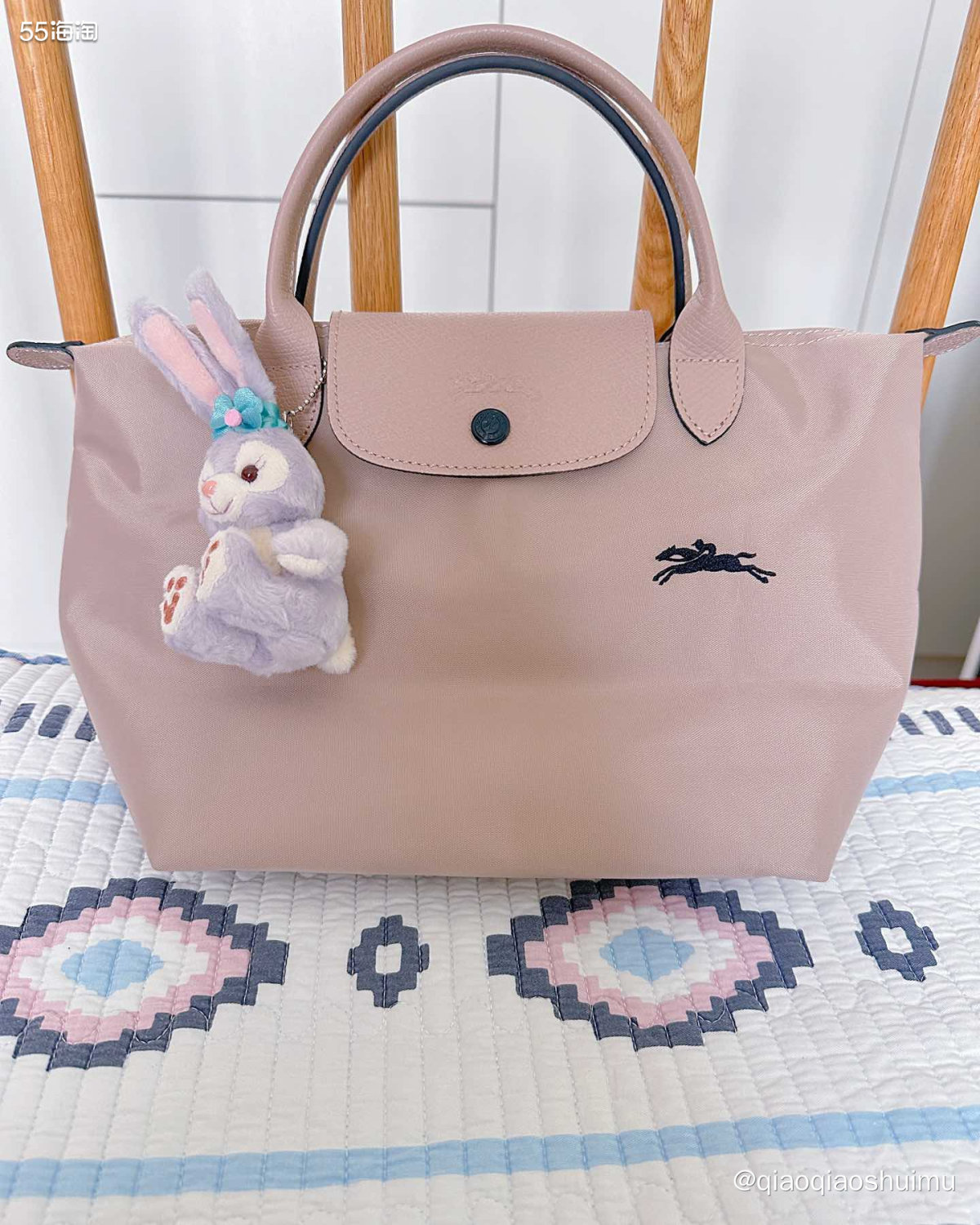 今天在家拍了好多照片，文思泉涌啦，哈哈哈～ 儿子指着放在床边