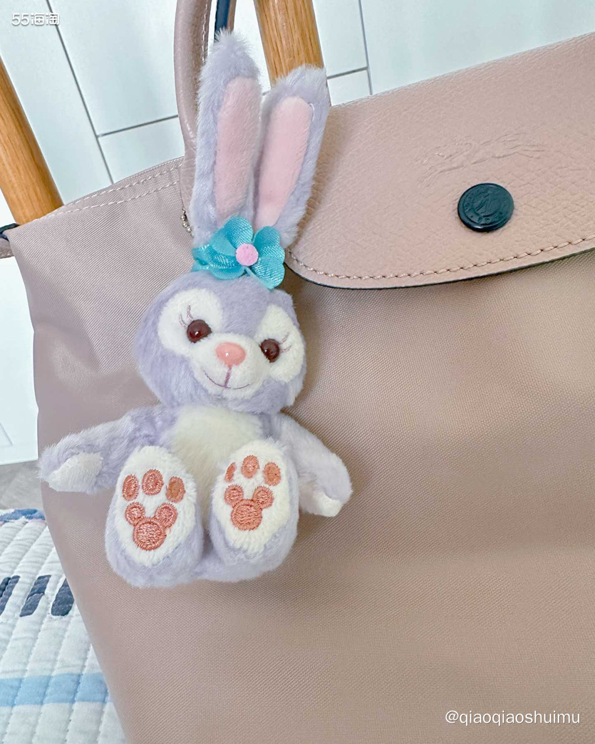 今天在家拍了好多照片，文思泉涌啦，哈哈哈～ 儿子指着放在床边