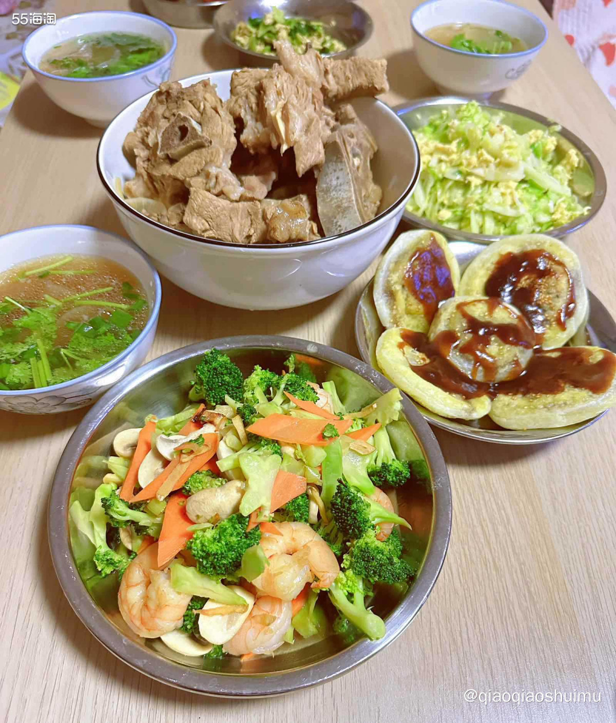 老妈今天一早去鸦儿李记买了一整根羊蝎子，回来清炖，炖出来的汤