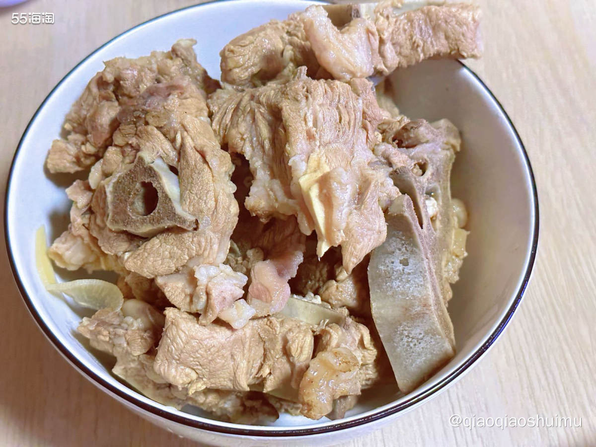 老妈今天一早去鸦儿李记买了一整根羊蝎子，回来清炖，炖出来的汤