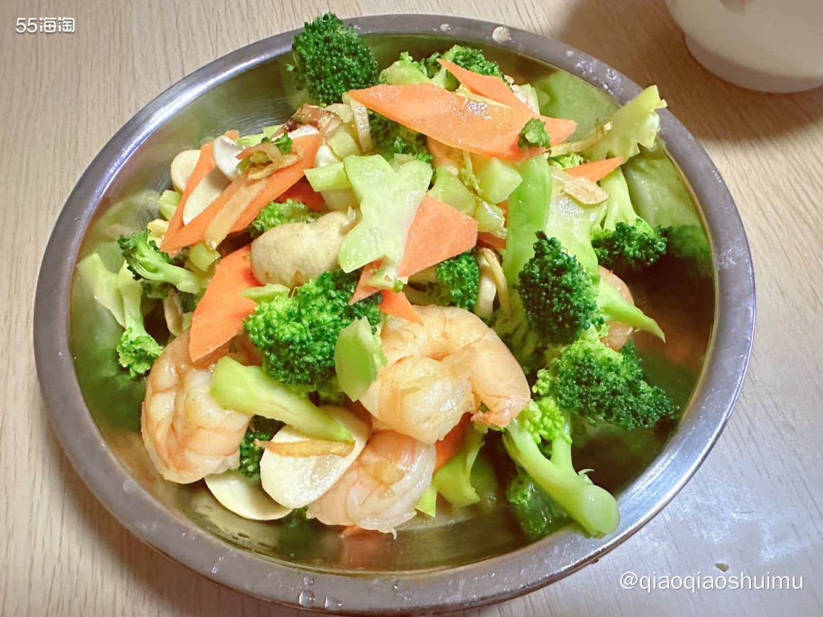 老妈今天一早去鸦儿李记买了一整根羊蝎子，回来清炖，炖出来的汤