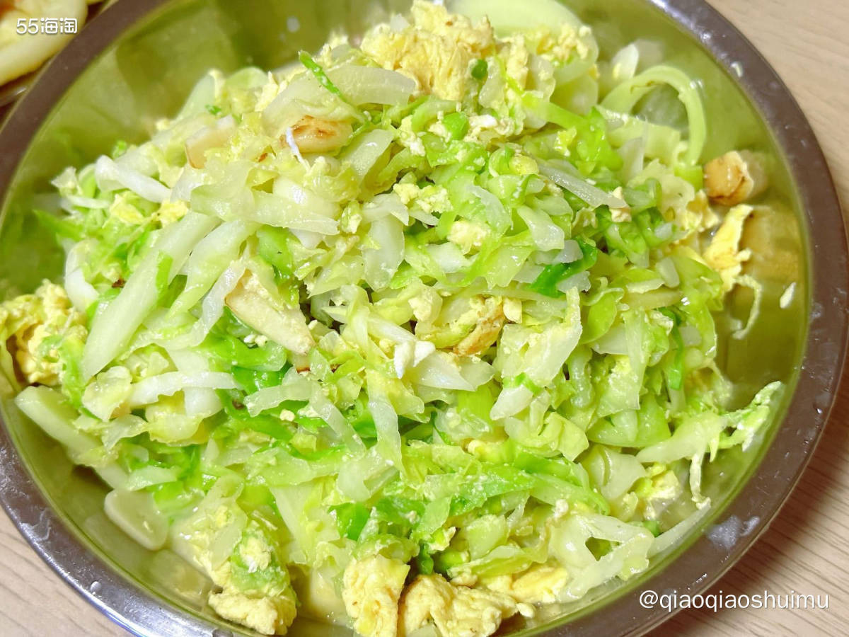 老妈今天一早去鸦儿李记买了一整根羊蝎子，回来清炖，炖出来的汤