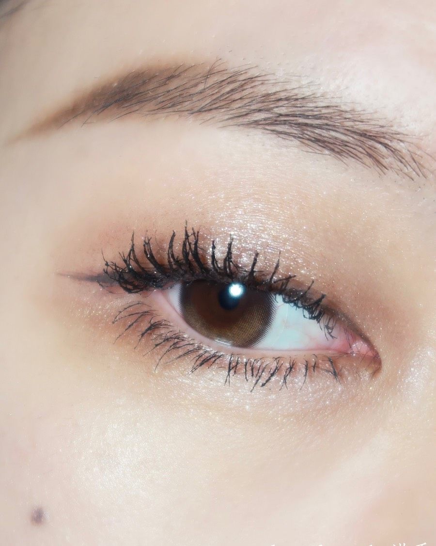 不对称款是真的上镜 和眼妆完美结合 那种灵动的感觉是金粉款无