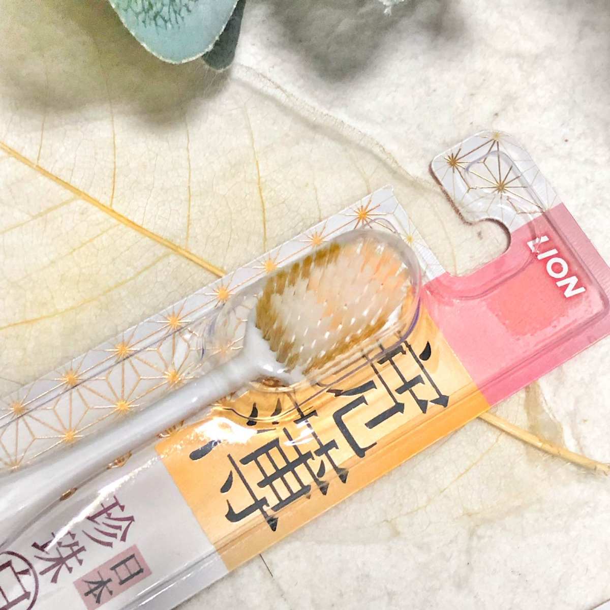 爱牙护牙最重要的就是每天认真刷牙，还有不要经常吃甜的东西避免
