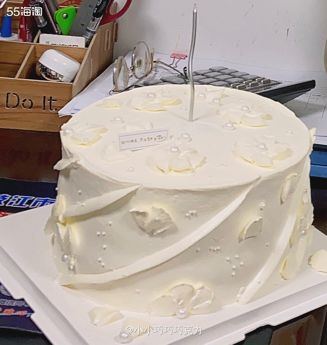 昨天是我们办公室的小妹妹的生日，下午蹭了她朋友送的生日蛋糕，