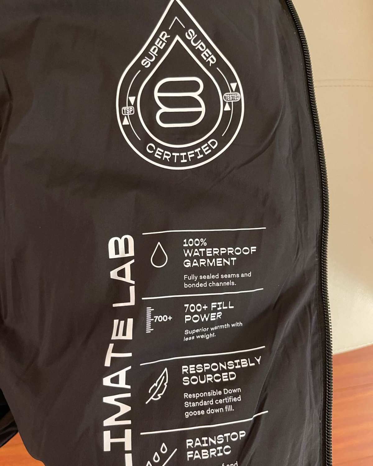 A家的羽绒我基本每年都会入手一件，这款是防水的，它家专注羽绒
