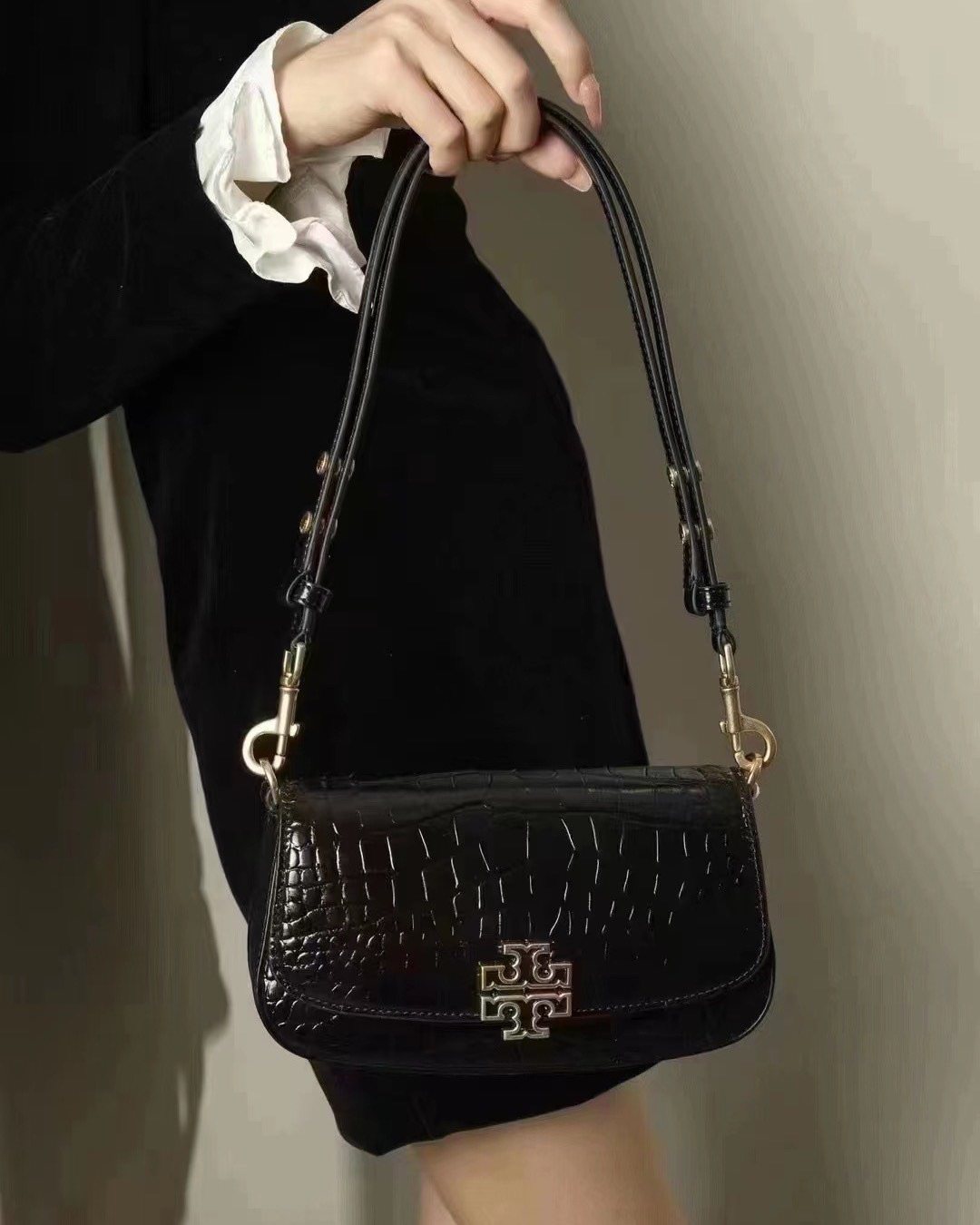 🖤tb的这款腋下包，很有气质，很有质感的鳄鱼纹压花，做旧五