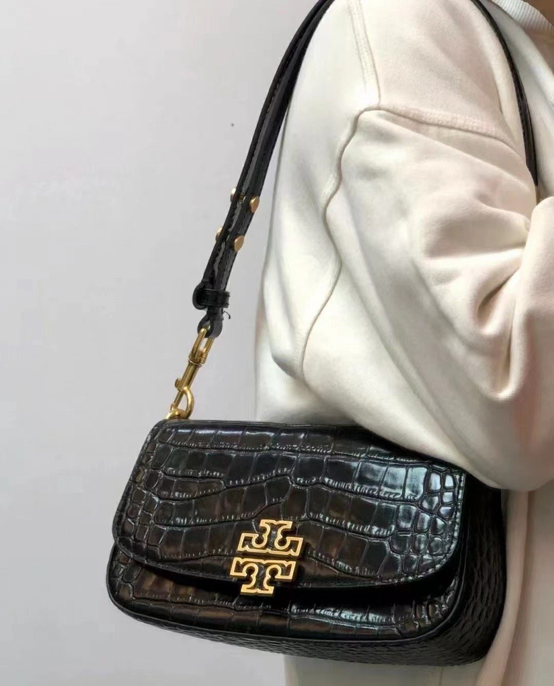 🖤tb的这款腋下包，很有气质，很有质感的鳄鱼纹压花，做旧五