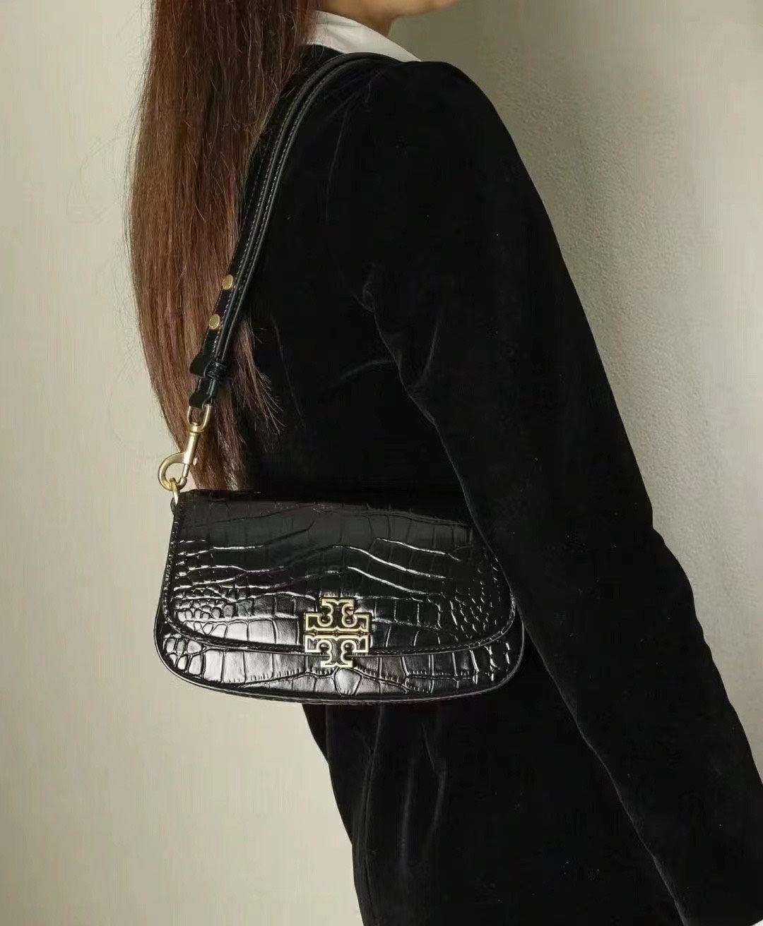 🖤tb的这款腋下包，很有气质，很有质感的鳄鱼纹压花，做旧五