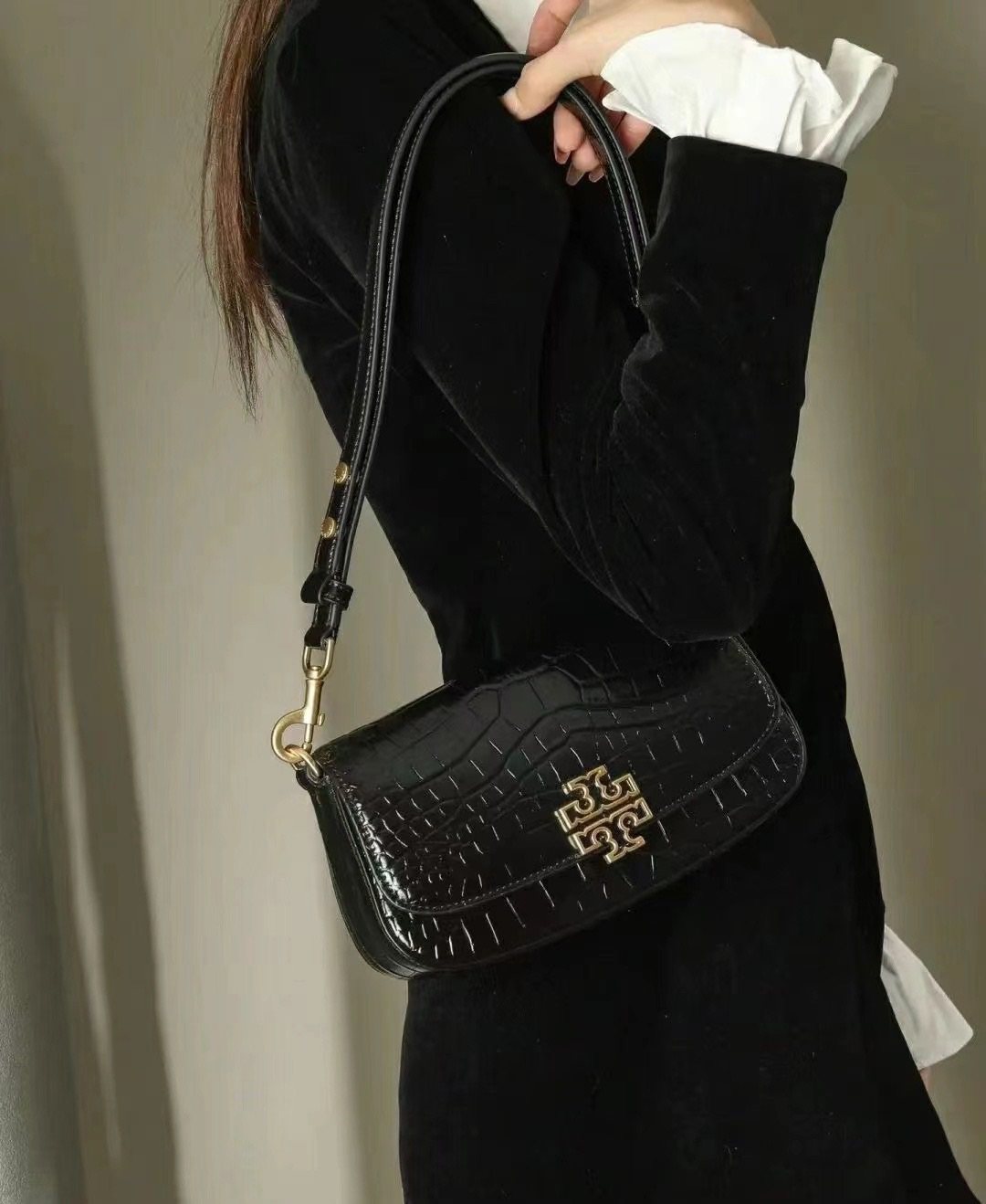 🖤tb的这款腋下包，很有气质，很有质感的鳄鱼纹压花，做旧五