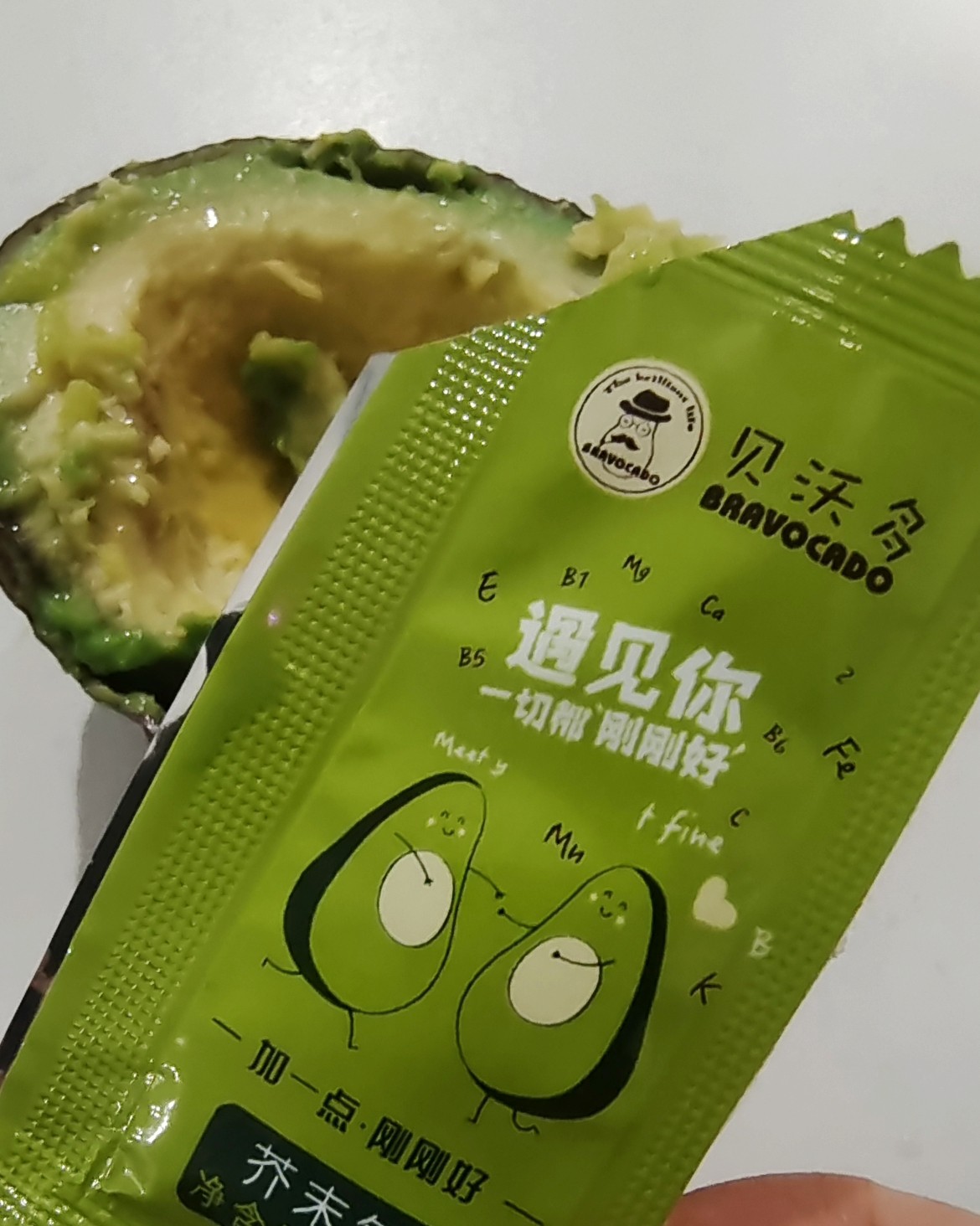 我抹上去的时候，有点破坏牛油果的品相了，不耽误好吃，我最爱吃