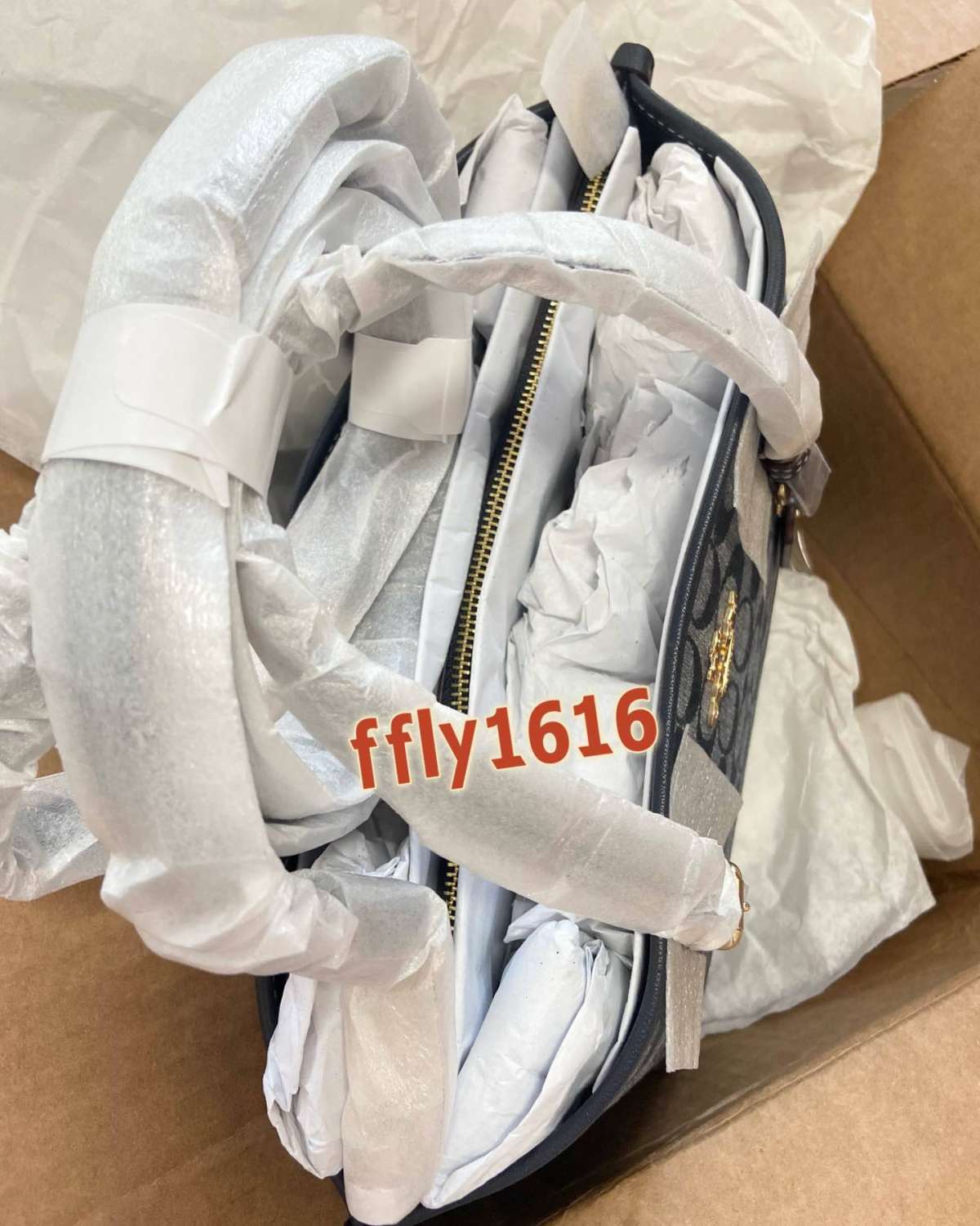 🌹我们来聊聊它吧，最近的爆款，比起以往的托特更加精致小巧！