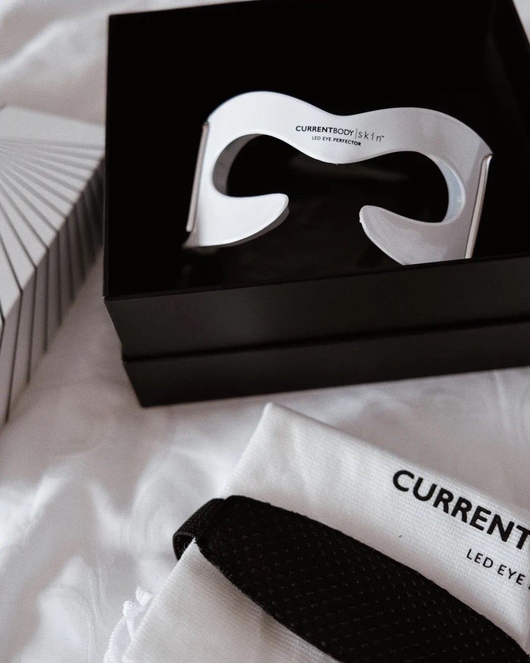 CurrentBody 红光美眼仪是品牌的黑科技美眼仪器，和