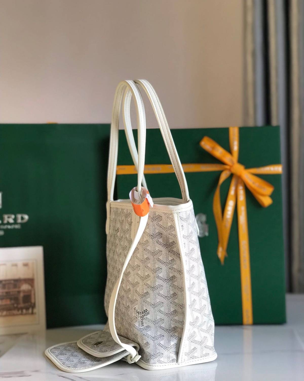 国外明星网红人手一个，小小一个单品却可以搭配出各式各样的风格