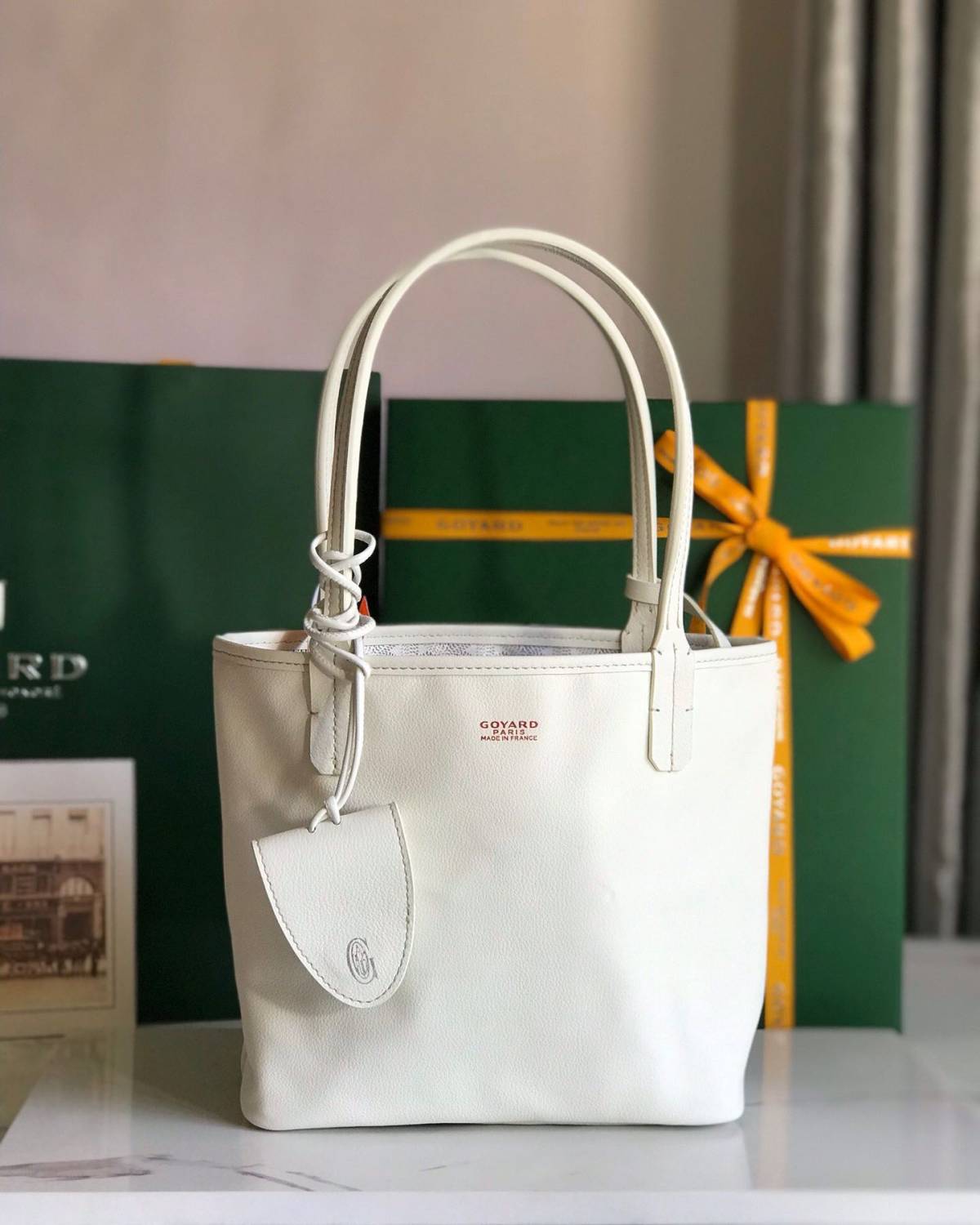 国外明星网红人手一个，小小一个单品却可以搭配出各式各样的风格