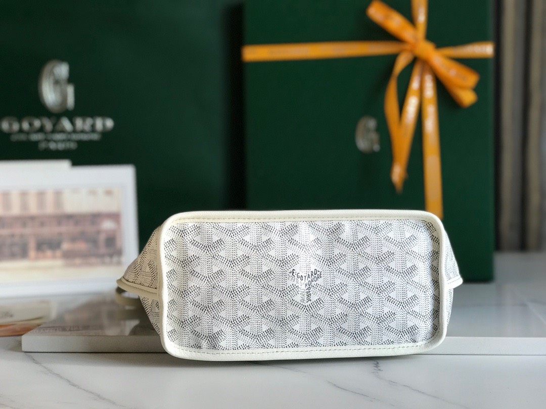 国外明星网红人手一个，小小一个单品却可以搭配出各式各样的风格