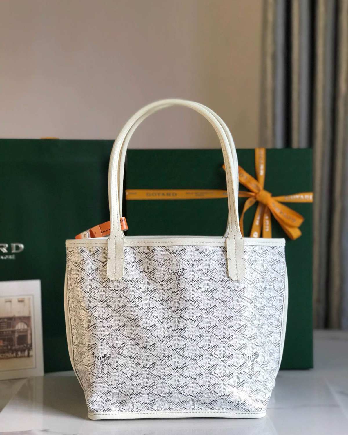 国外明星网红人手一个，小小一个单品却可以搭配出各式各样的风格