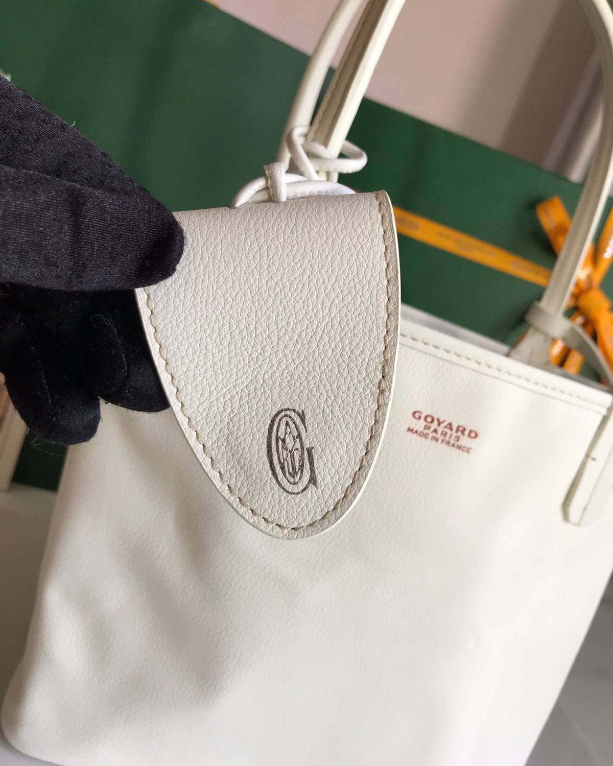 国外明星网红人手一个，小小一个单品却可以搭配出各式各样的风格