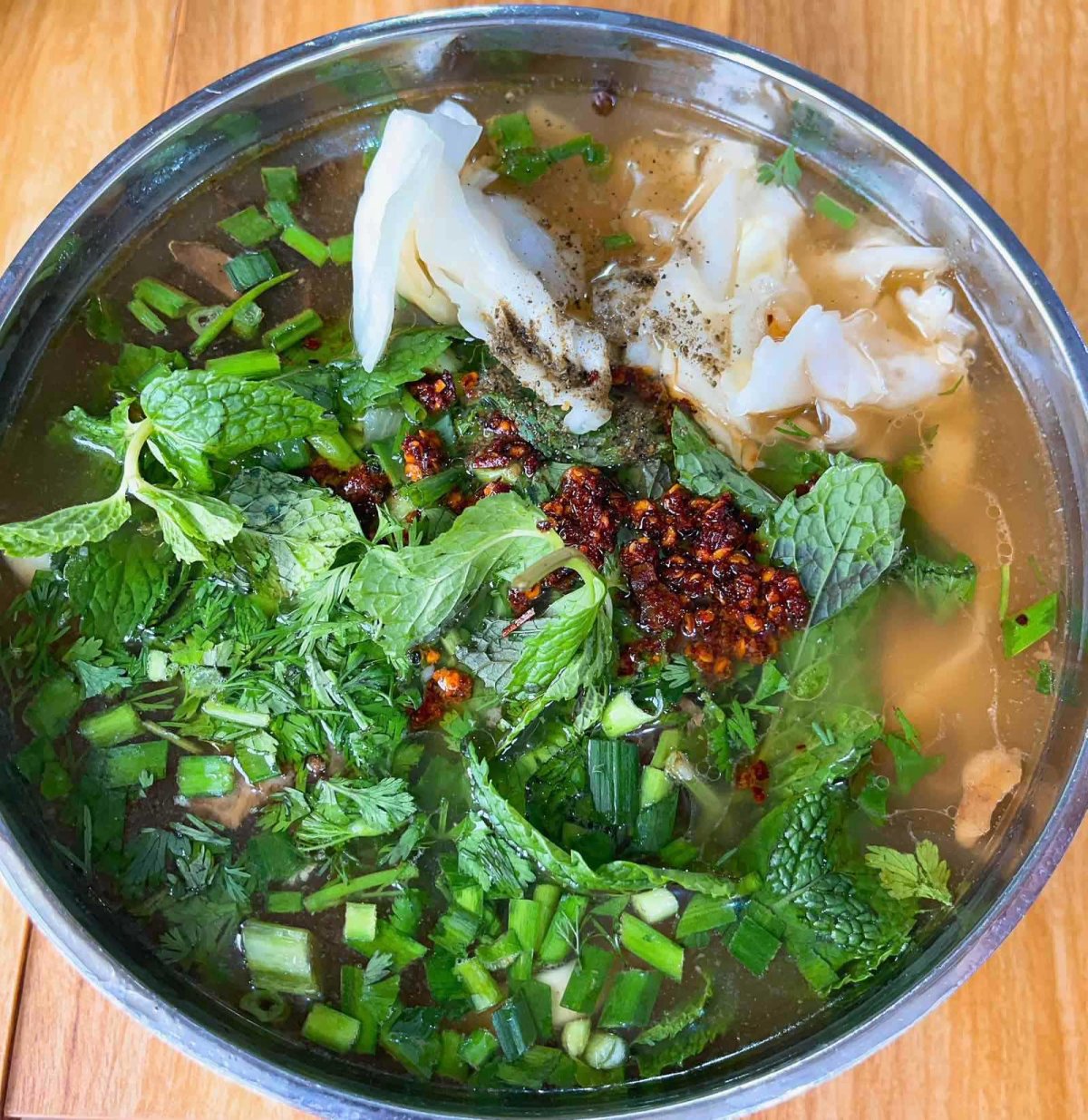 🍀清真全牛馆 ☀️一份宽面的牛肉面10元，一个卤鸡蛋2元 