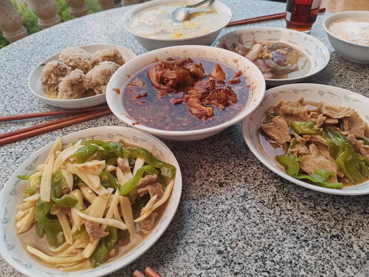 每天下班回家就是干饭时间，吃晚饭就跟完成任务一样的，等待沫沫