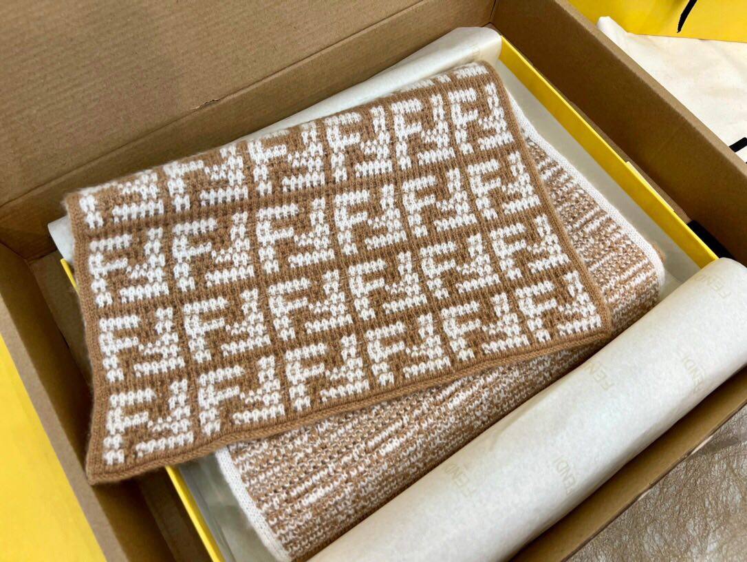 Fendi FF撞色字母提花长巾🍂 双F 经典法棍式log