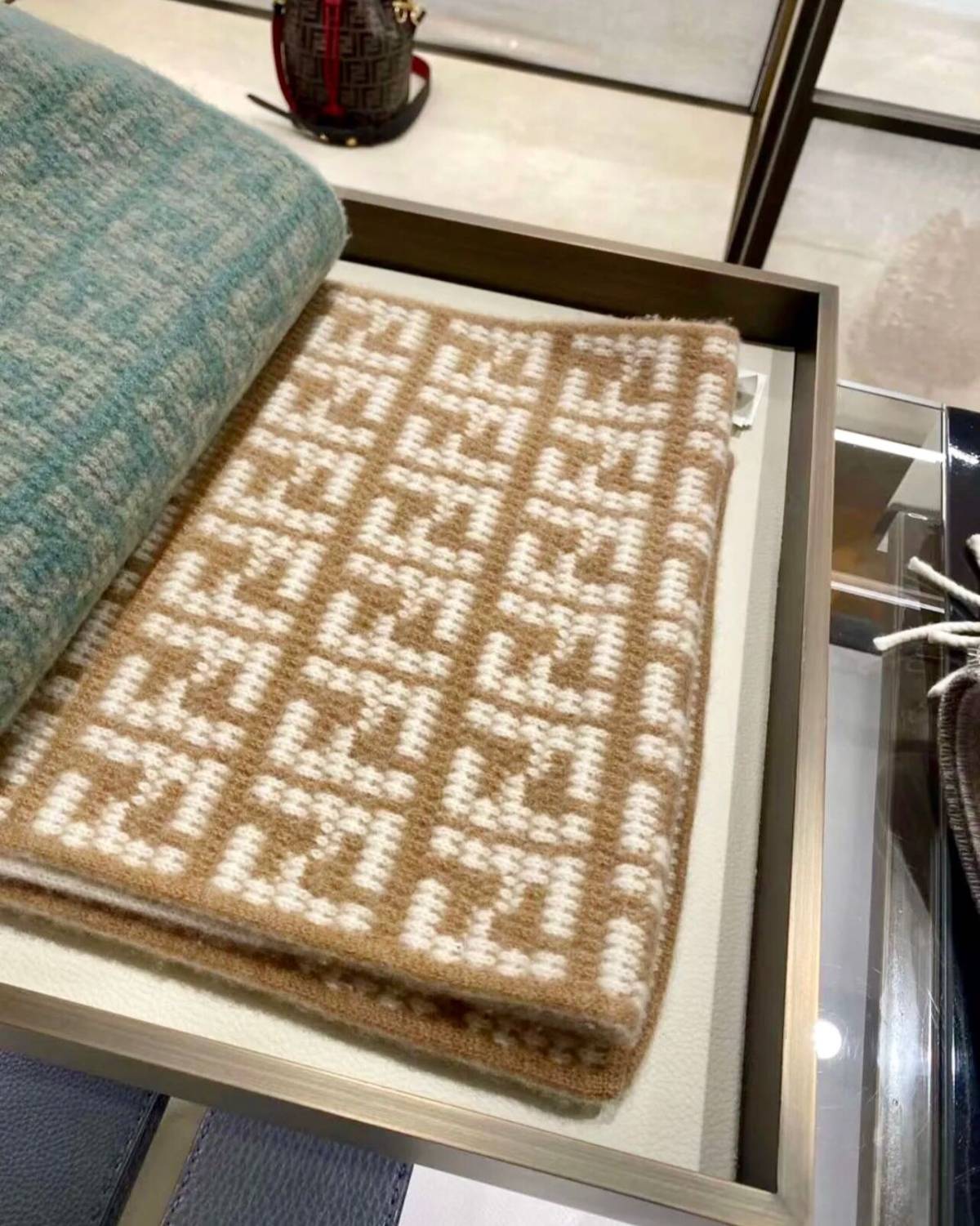 Fendi FF撞色字母提花长巾🍂 双F 经典法棍式log